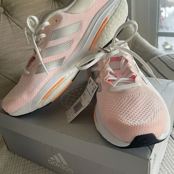 NIB. Adidas Women's Solar Glide 5 White/Silver/ Lite Pink Size 9 - Picture 4 of 14
